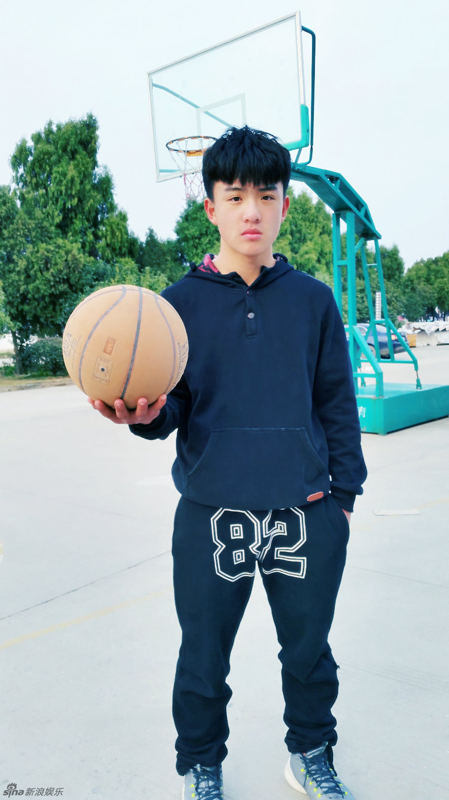 组图：郑伟手持篮球约战小伙伴 萌娃已成大男孩