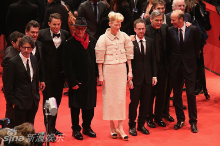 组图：柏林电影节 《凯撒万岁》众主创亮相红毯