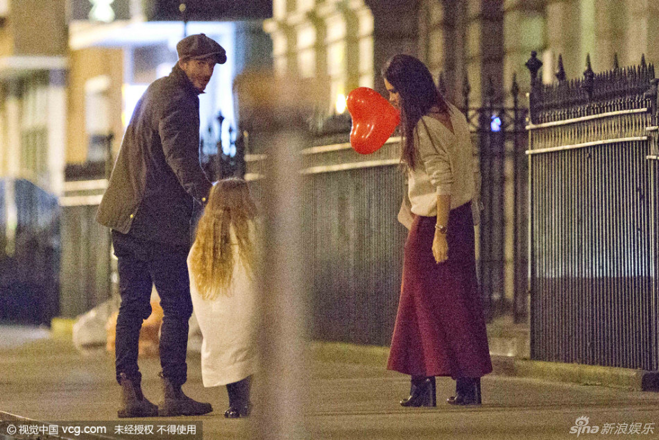 组图：小七长发及腰变小美女 小贝贝嫂陪玩乐