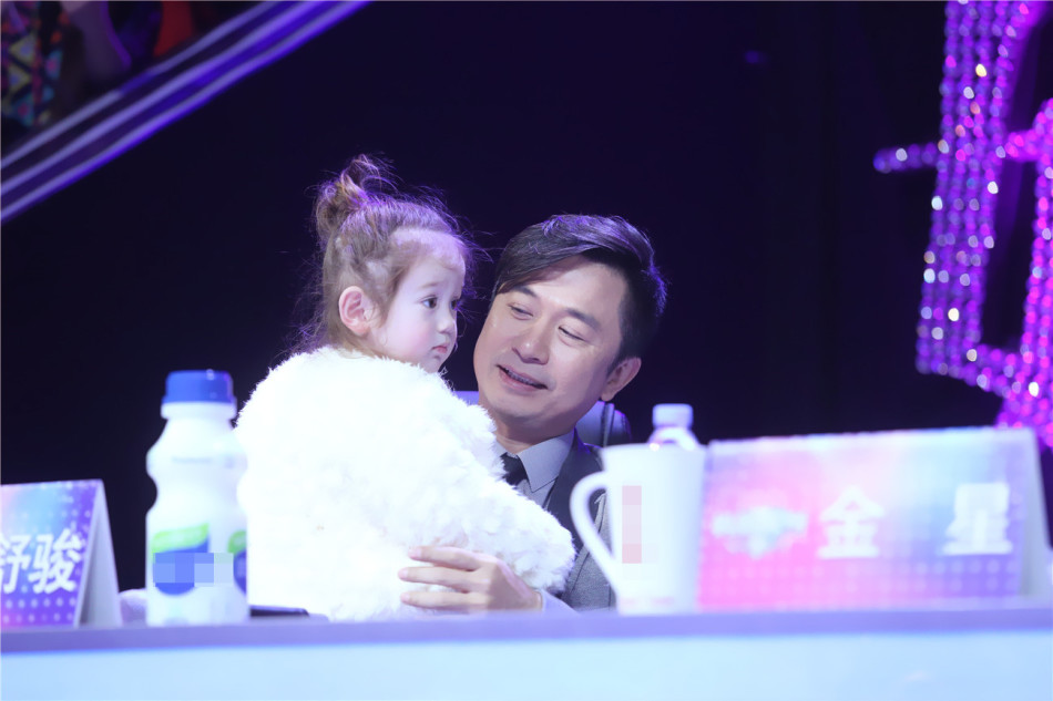 组图：50岁外婆性感写真爆红 身材完胜不老仙妻