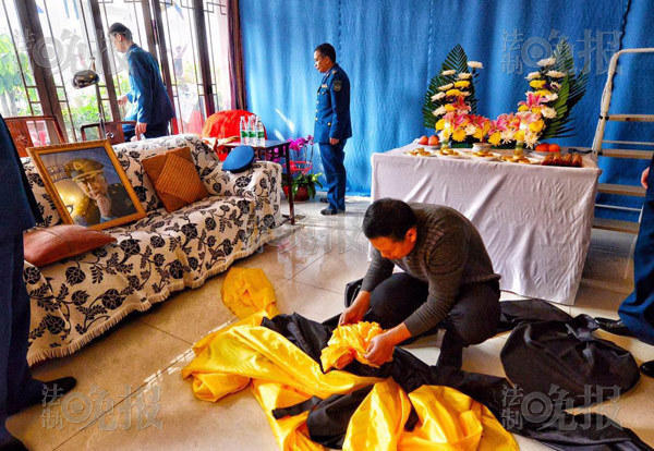 组图：阎肃家人布置灵堂 老伴情绪平静显疲惫