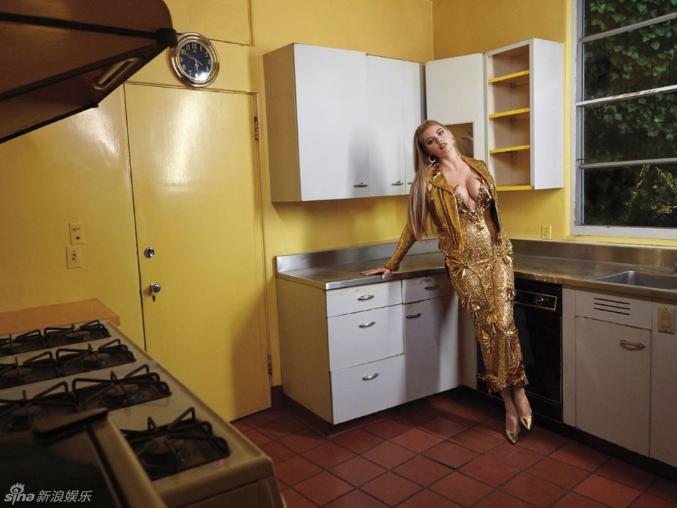 组图：超模阿普顿性感出镜 上围傲人美腿修长