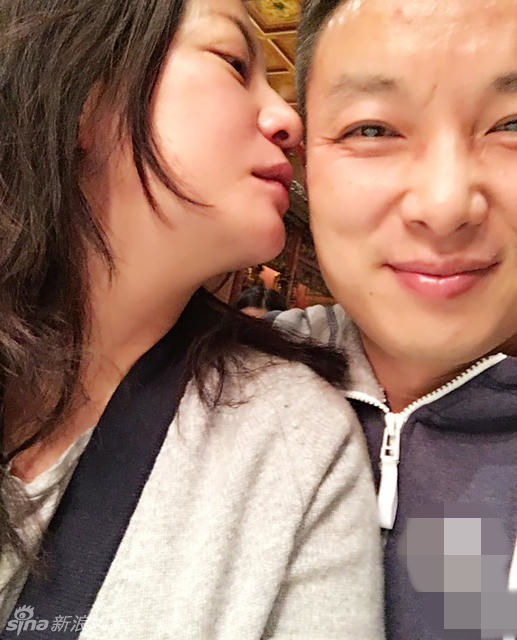 组图：赵薇庆祝生日抱公仔嘟嘟嘴超萌