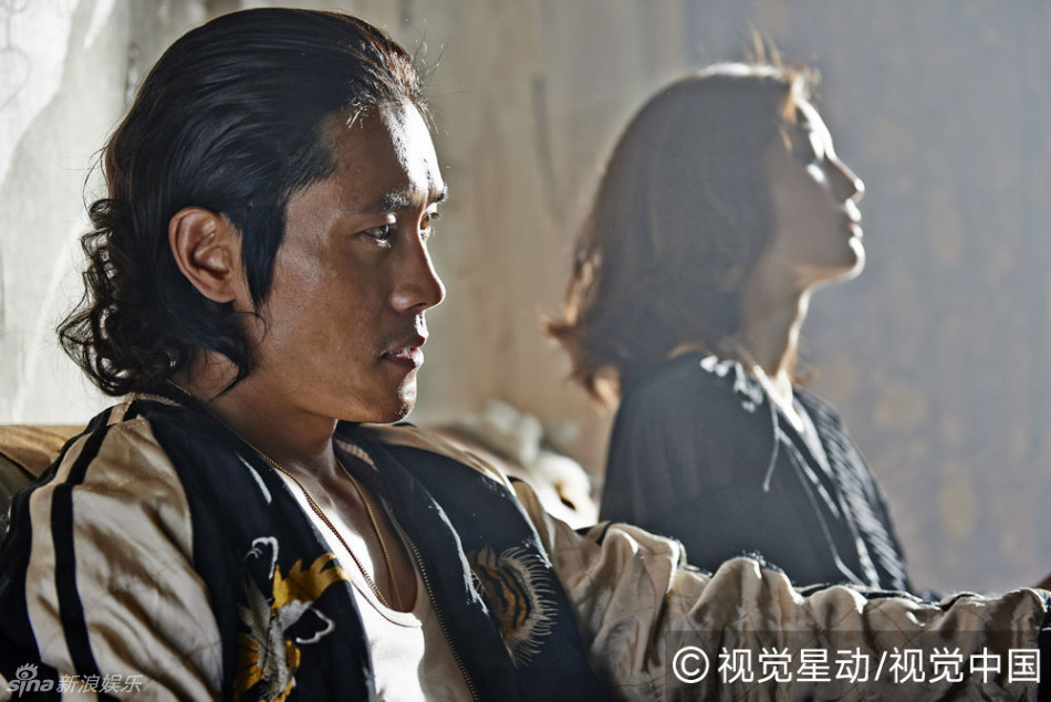 组图：李秉宪《寒流黑金》剧照曝光 变身烂仔