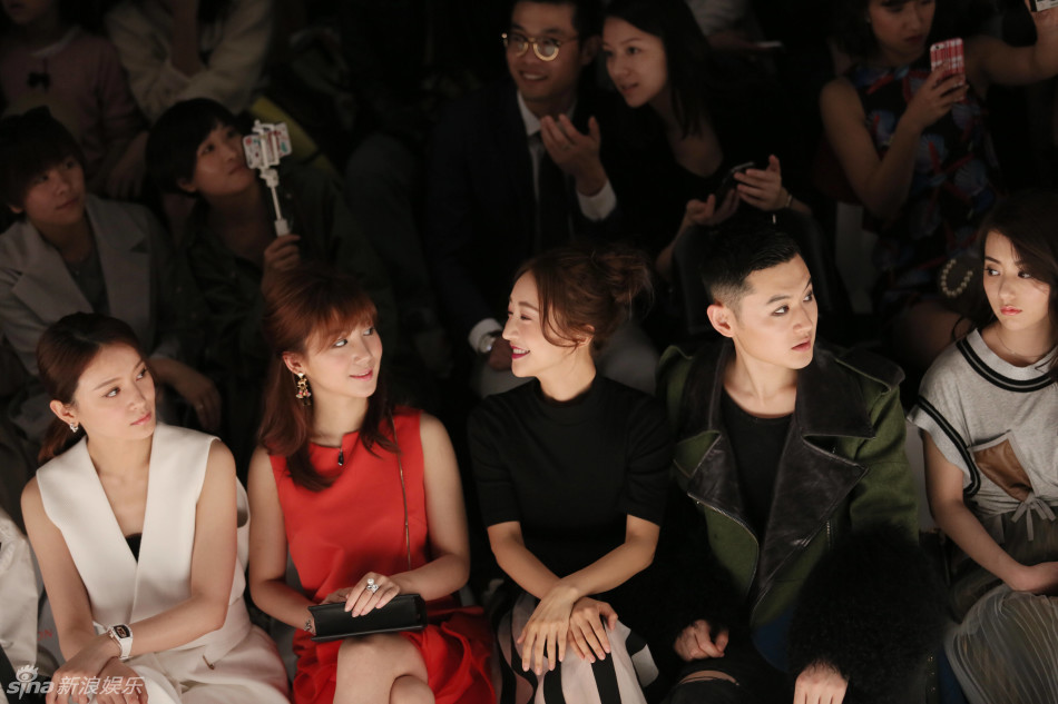 组图：姜尘亮相时装周 甜美俏皮玩转不同风格