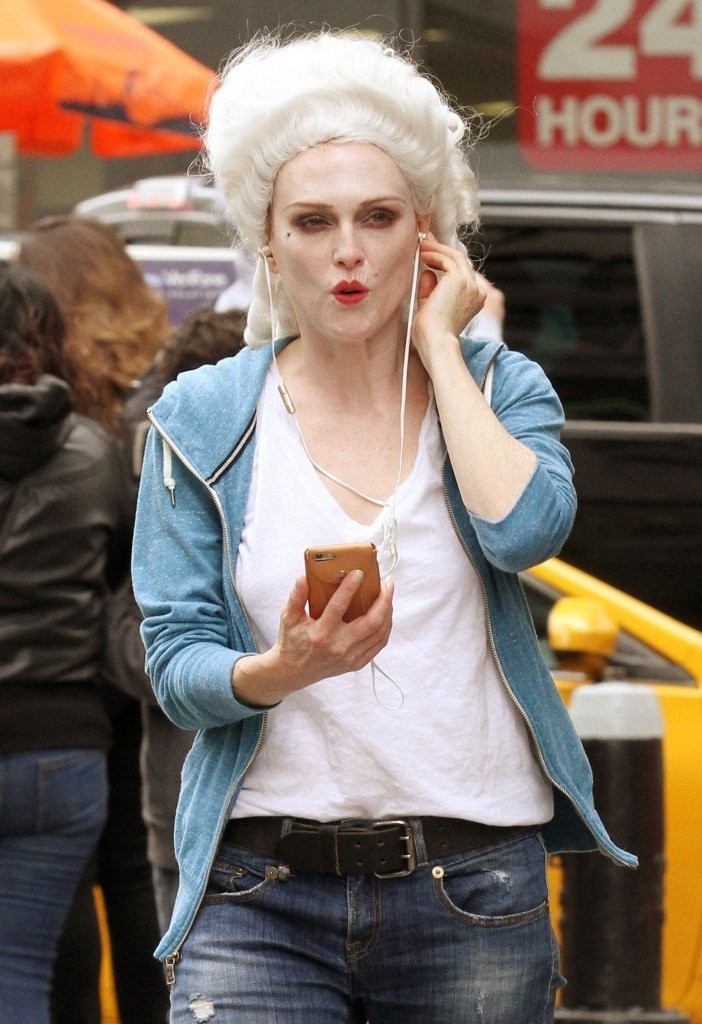 组图：朱丽安摩尔新片造型曝光，时代对碰亮瞎