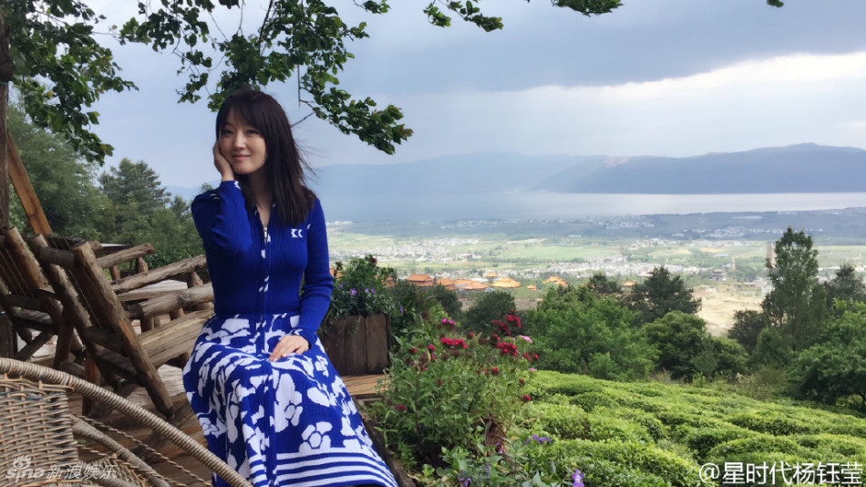 组图：杨钰莹变茶山俏阿妹 肤白貌美粉嫩清新