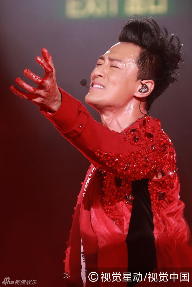 组图：林峰开唱手部受伤 淌了一手血被当成特效