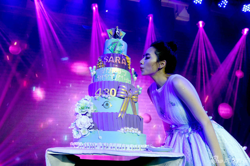 组图：刘惜君失声后办生日会 愿和歌迷长相厮守
