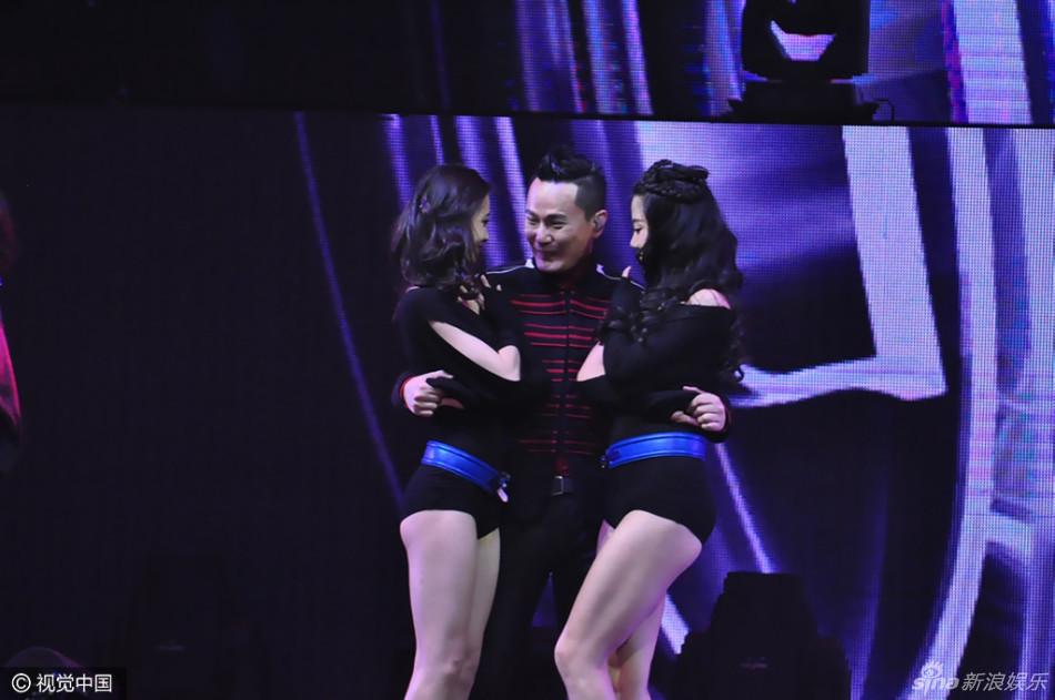 组图：张信哲巡演收官感恩歌迷 搂美女贴身热舞