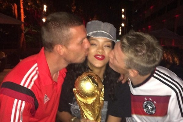 蕾哈娜遭德国球星热吻
