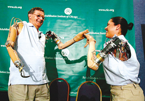 胸部充当感应器仿生手臂有了触觉