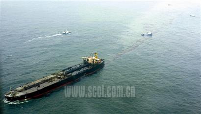 韩海域发生撞船事件1万吨原油漏入大海