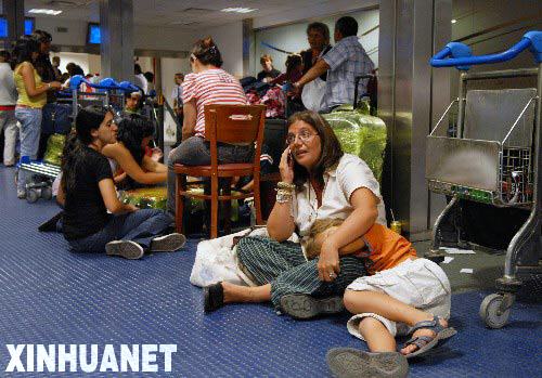 阿根廷:航班屡遭延误 乘客大闹机场