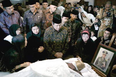 印尼总统悼念苏哈托肯定其经济贡献(图)