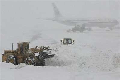 美国东北地区遭遇暴风雪纽约近千航班被迫取消