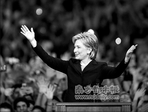 希拉里微笑谢幕