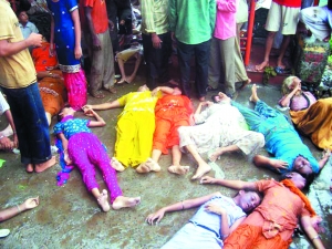 8月3日,至少有30名儿童在庙宇踩踏事故中死亡,据称当时有3千名教徒