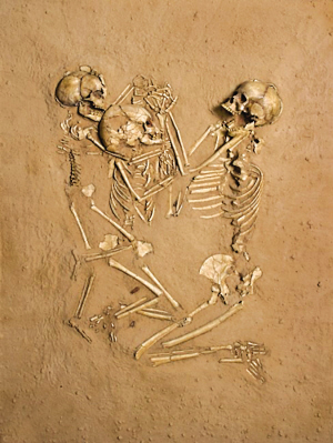 五千年前母子3人葬身花床