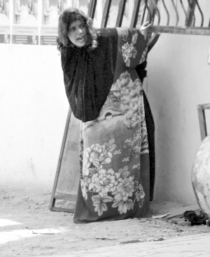 伊90后女人弹被逮捕示众