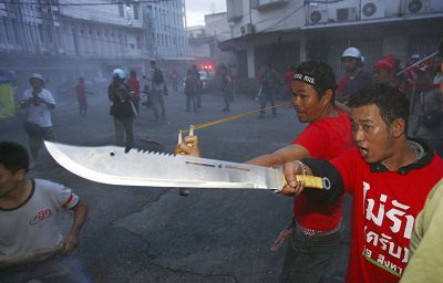 曼谷喋血:军方携盾牌短棍上街 实施紧急状态