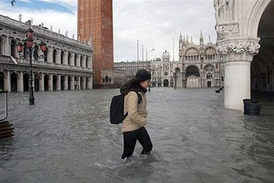 意大利罗马泰伯河泛滥4人死亡 威尼斯再遭水浸