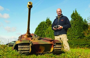 英模型迷打造大遥控坦克