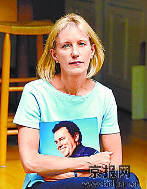 美客机直插民房