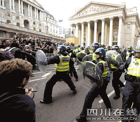 冲击英国央行示威者与警察冲突