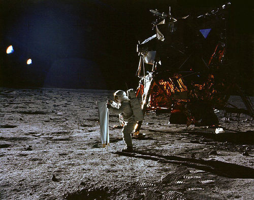 NASA耗资千万美元修复人类首次登月录像