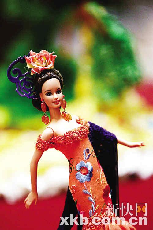 这些芭比娃娃身上所穿的衣服的设计灵感