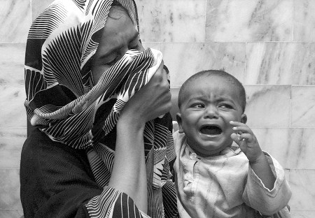 争抢免费食物引发踩踏 巴基斯坦18名妇女儿童