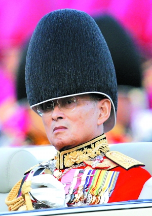 泰王发烧入院国内局势降温