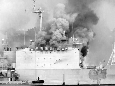 烧了9小时 马来西亚最大军舰被毁(图)