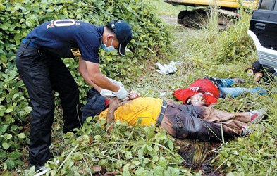 警方在检查尸体