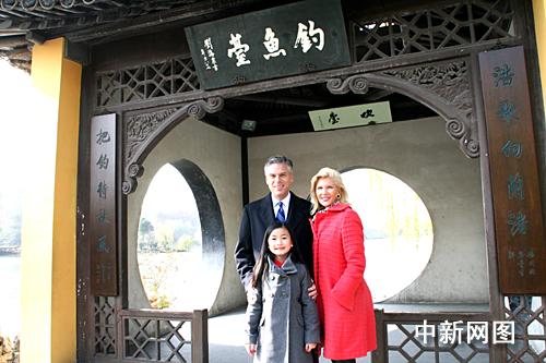 美国驻华大使洪博培夫妇携女儿杨乐意扬州寻根