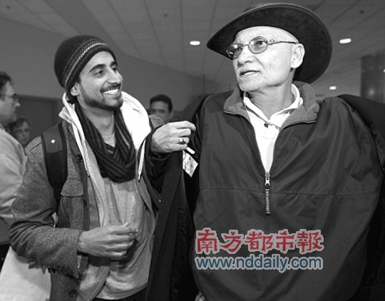 机险遭恐怖分子空中炸毁 一名男子在机舱内启