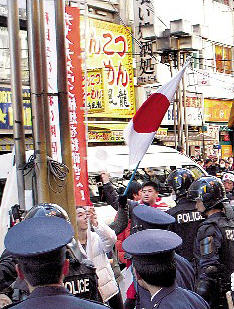 中国留学生当面指责日本右翼激进分子(图)