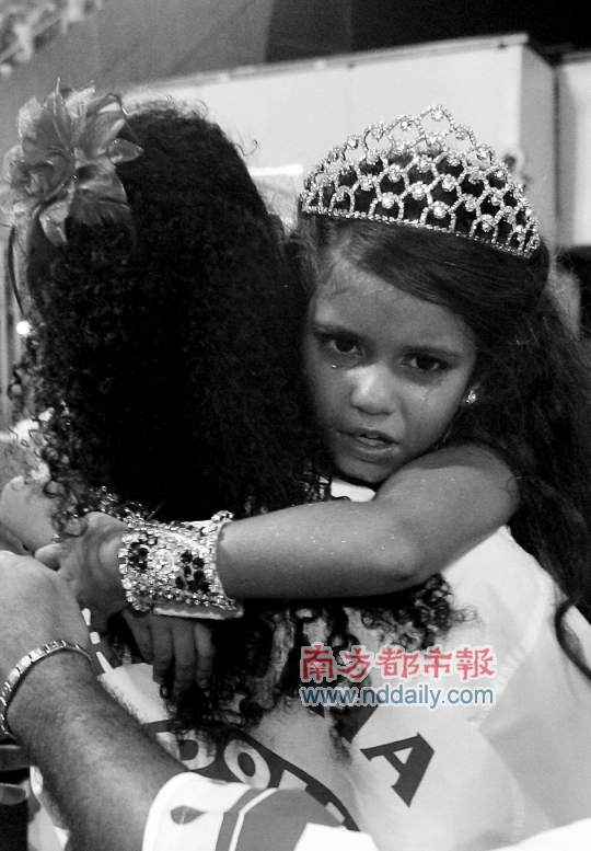 媒体过度关注,<em>情绪</em>当场失控 7岁桑巴舞后泪洒