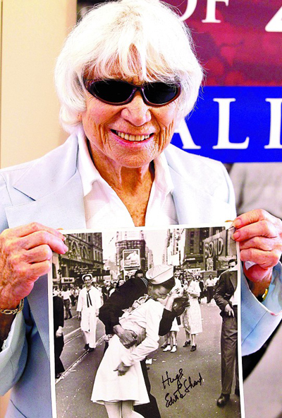 《胜利日之吻》91岁女主角逝世(图)