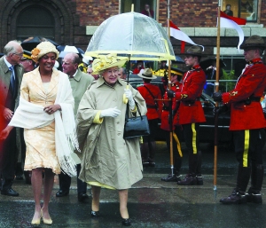 雨中驾临加拿大英女王称回家真好