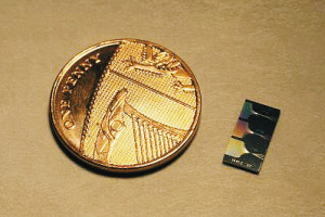 一便士(左)和硅芯片对比图