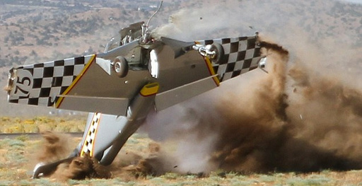 美航空赛事中一飞机坠毁 飞行员幸运逃脱未受