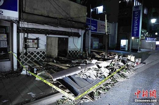 3月13日凌晨，中新社记者驱车约12小时，抵达接近日本东北大地震震区的福岛县郡山市，该市有部分老建筑出现墙体崩塌的情况，图为一处房屋墙体崩塌现场。中新社发 侯宇 摄