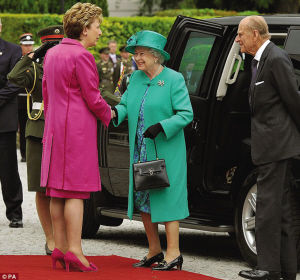 炸弹诈弹先后发出威胁 英女王淡定出访爱尔兰