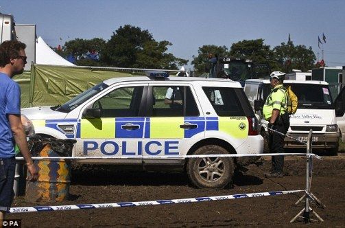 沙尔被发现死在一个流动厕所内,警方封锁事发现场附近区域 沙尔被发现死在一个流动厕所内,警方封锁事发现场附近区域
