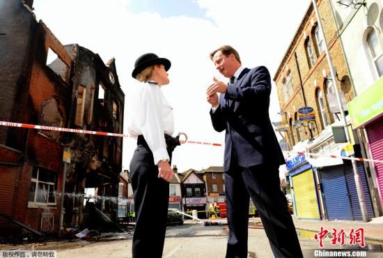 2011��8��9�գ�Ӣ�����࿨÷������λ���׶��ϲ��Ŀ��������У��뾯�켰����Ա���棬�˽���������ھ�����Ա����ͬ�£��Ӳ��˶ධ���ջٵĽ����  