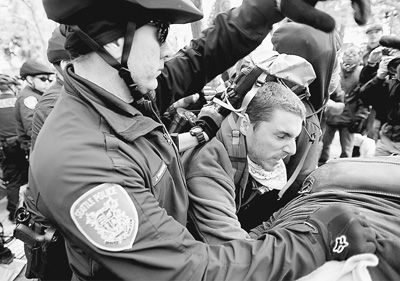 在西雅图，警察逮捕了许多在西湖公园示威的抗议者。西雅图抗议活动是正在进行的“占领华尔街”抗议活动的一部分。