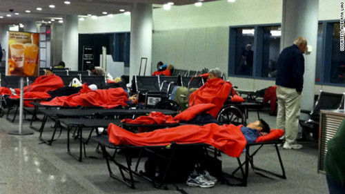 在哈特福德的布拉德利国际机场，滞留旅客在简易床上过夜。