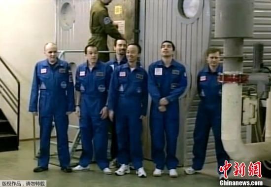 　11月4日，人类模拟火星之旅的6名志愿者在莫斯科走出实验舱，结束了520天的封闭模拟之旅，中国志愿者王跃在出舱后发表感言：“很高兴和大家见面，520天后我们回来了。”